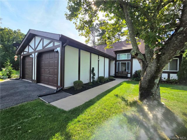  2 BR,  2.00 BTH &nbsp;Condo style home in Middle Island