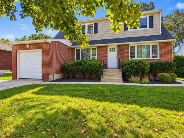  5 BR,  2.00 BTH &nbsp;Colonial style home in Deer Park