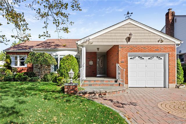  3 BR,  1.00 BTH &nbsp;Ranch style home in New Hyde Park