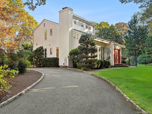 4 BR,  4.00 BTH &nbsp;Traditional style home in Riverhead