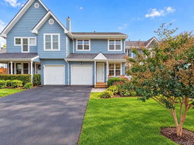  2 BR,  3.00 BTH &nbsp;Condo style home in Central Islip