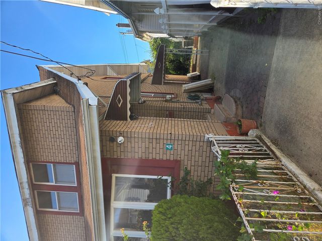  3 BR, 30.00 BTH &nbsp;Colonial style home in Far Rockaway