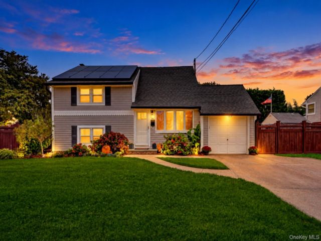  3 BR,  1.00 BTH &nbsp;Split level style home in Islip Terrace