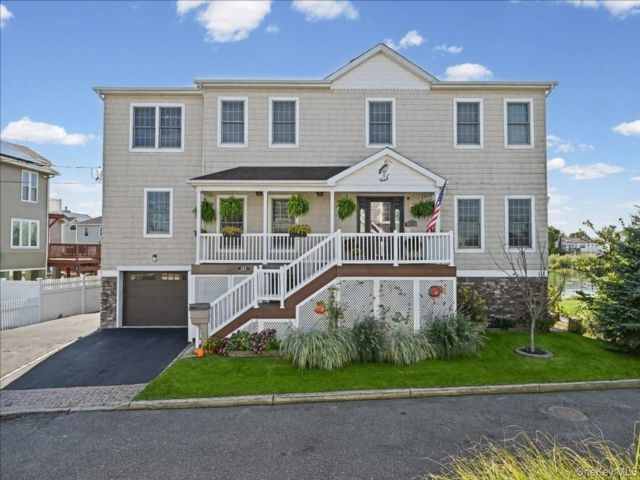  6 BR,  3.00 BTH &nbsp;Colonial style home in Baldwin