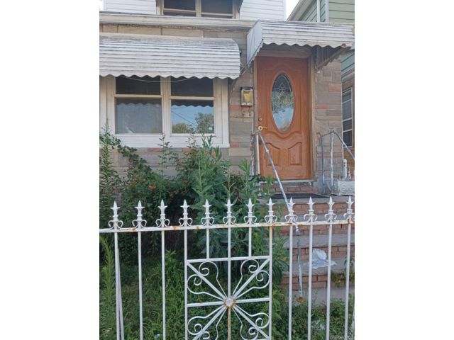  3 BR,  2.00 BTH &nbsp;Cape cod style home in South Ozone Park
