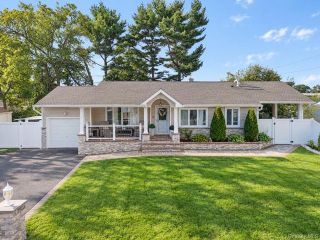  3 BR,  2.00 BTH &nbsp;Ranch style home in Brentwood