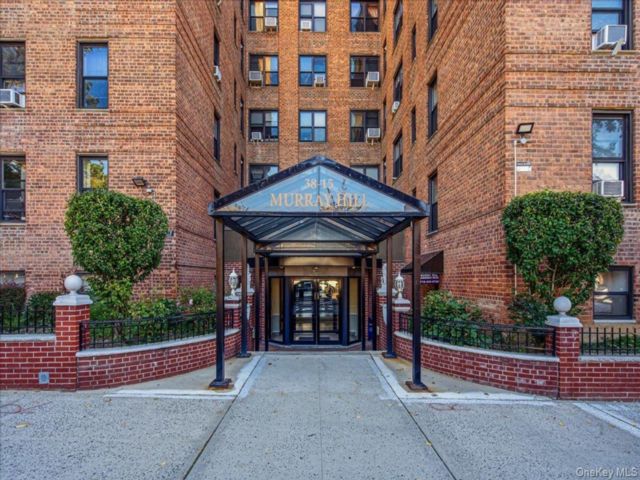 2 BR,  1.00 BTH &nbsp;Mid rise style home in Flushing