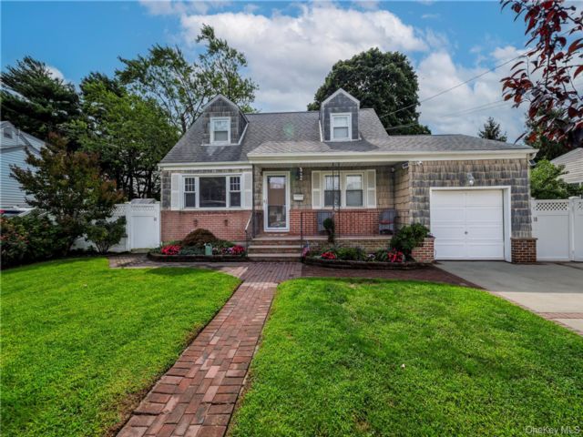  4 BR,  1.00 BTH &nbsp;Cape cod style home in Lindenhurst