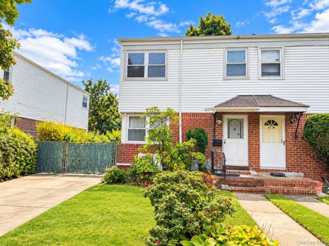  3 BR,  2.00 BTH &nbsp;Other style home in Oakland Gardens