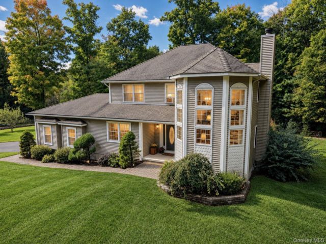  4 BR,  3.00 BTH &nbsp;Colonial style home in Wallkill