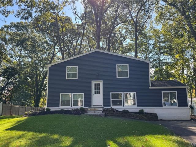  4 BR,  3.00 BTH &nbsp;Hi ranch style home in Stony Brook