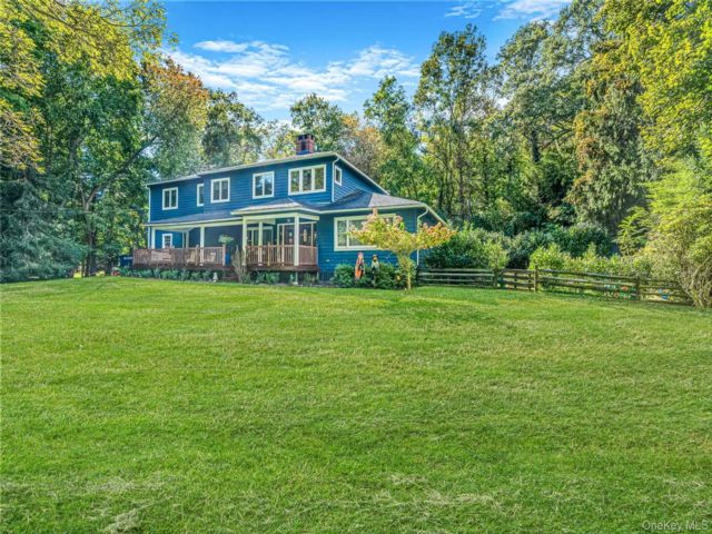  5 BR,  5.00 BTH &nbsp;Colonial style home in Shoreham