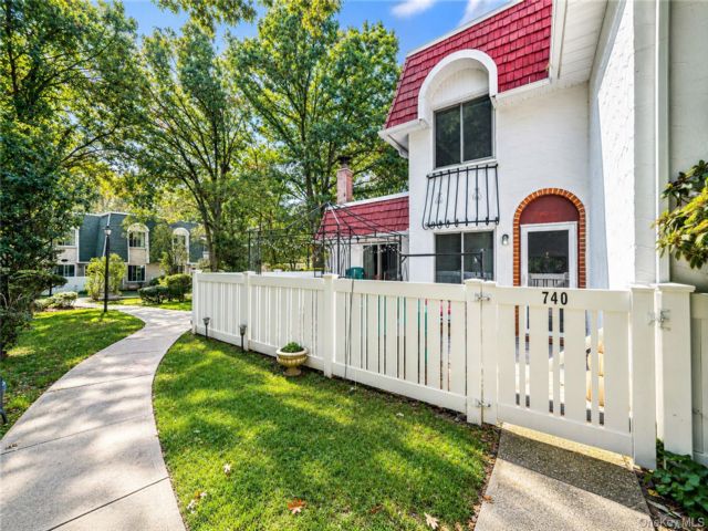  3 BR,  2.00 BTH &nbsp;Condo style home in Medford