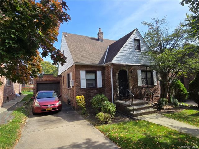  4 BR,  2.00 BTH &nbsp;Traditional style home in Bellerose
