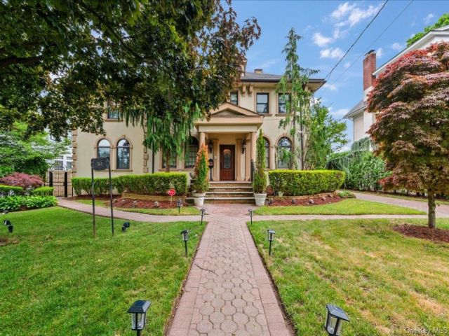  5 BR,  5.00 BTH &nbsp;Colonial style home in Cedarhurst