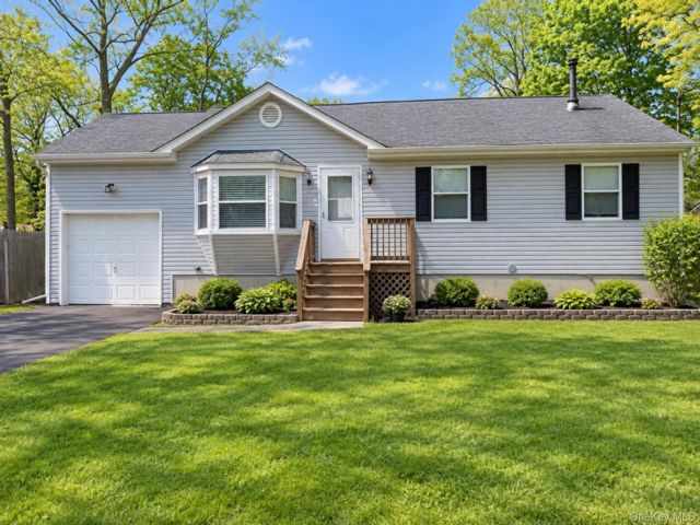  3 BR,  1.00 BTH &nbsp;Ranch style home in Mastic Beach