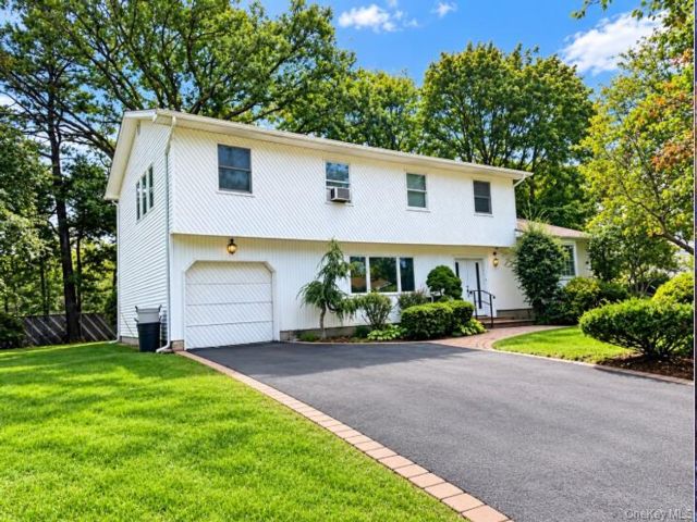  4 BR,  3.00 BTH &nbsp;Colonial style home in Deer Park