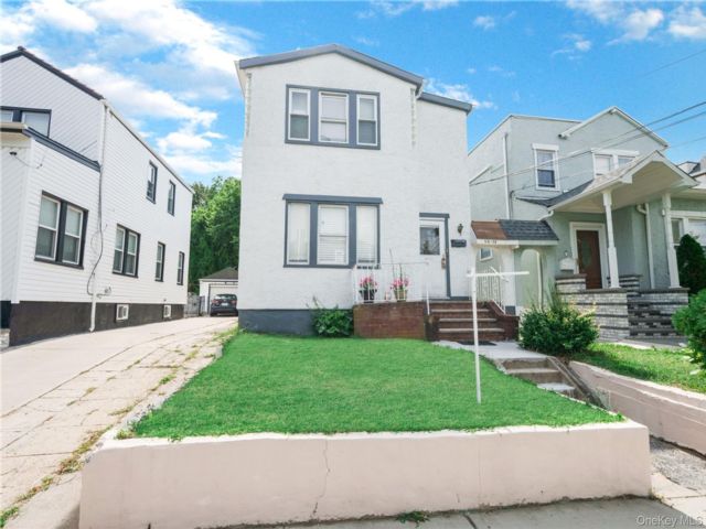  5 BR,  3.00 BTH &nbsp;House style home in Laurelton
