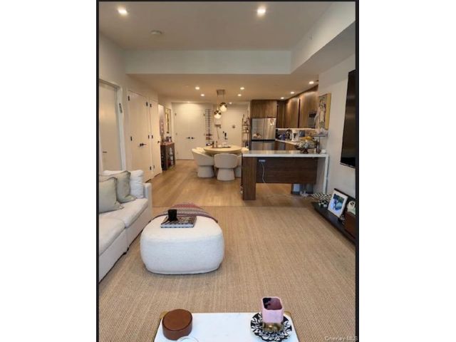  2 BR,  2.00 BTH &nbsp;Modern style home in Great Neck