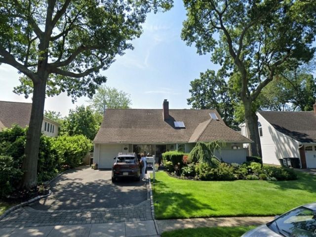  3 BR,  3.00 BTH &nbsp;Cape cod style home in Merrick