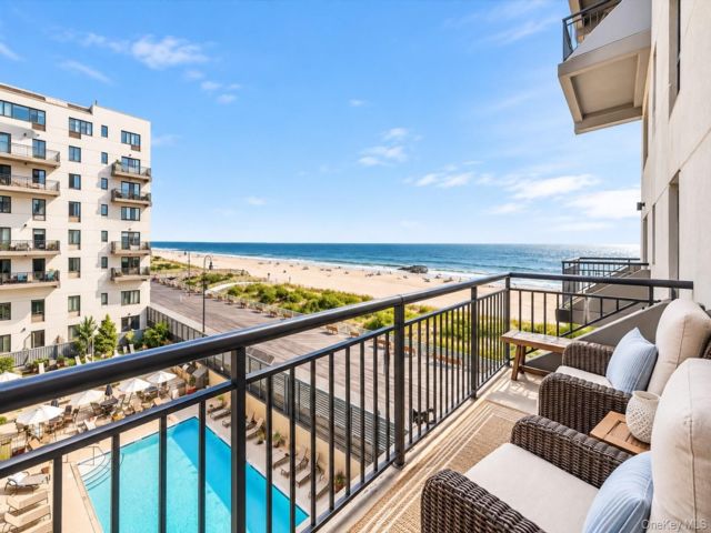  1 BR,  1.00 BTH &nbsp;High rise style home in Long Beach