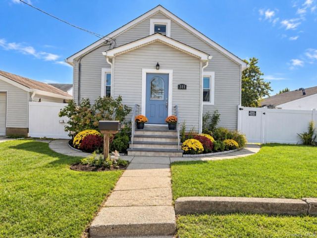  4 BR,  2.00 BTH &nbsp;Exp cape style home in West Babylon