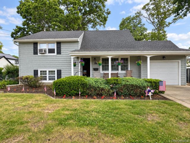  3 BR,  1.00 BTH &nbsp;Split level style home in West Babylon