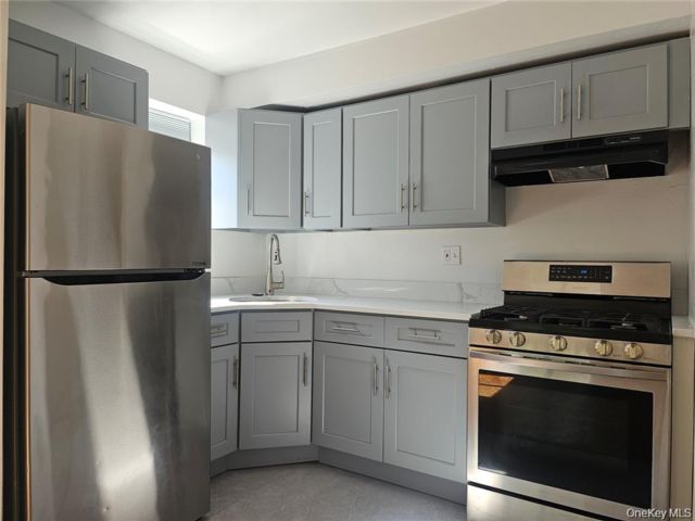  4 BR,  2.00 BTH &nbsp;Colonial style home in Bayside