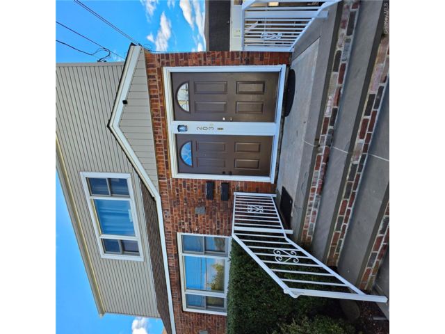  3 BR,  1.00 BTH &nbsp;Cottage style home in East Rockaway