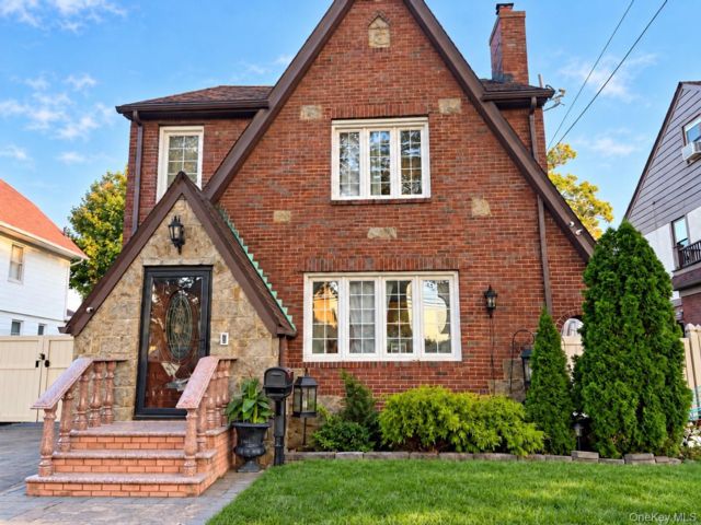  3 BR,  3.00 BTH &nbsp;Cape cod style home in Queens Village