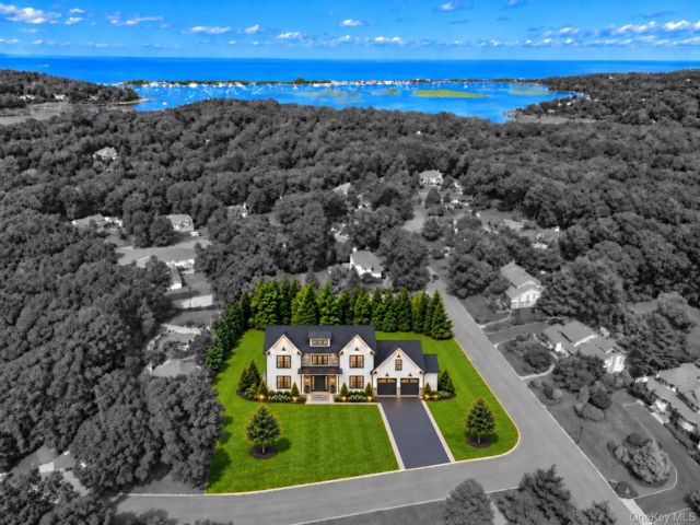  5 BR,  4.00 BTH &nbsp;Colonial style home in Mount Sinai