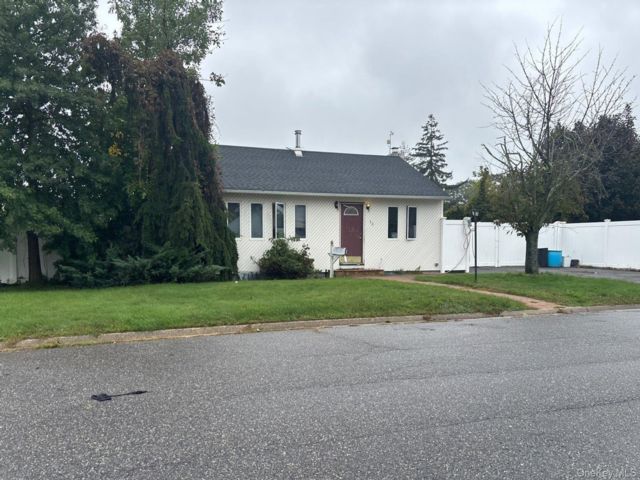  2 BR,  1.00 BTH &nbsp;Ranch style home in North Babylon