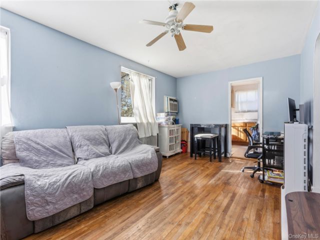  2 BR,  1.00 BTH &nbsp;Garden style home in Glen Oaks