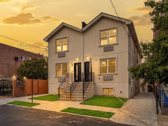  6 BR,  4.00 BTH &nbsp;Other style home in Wakefield