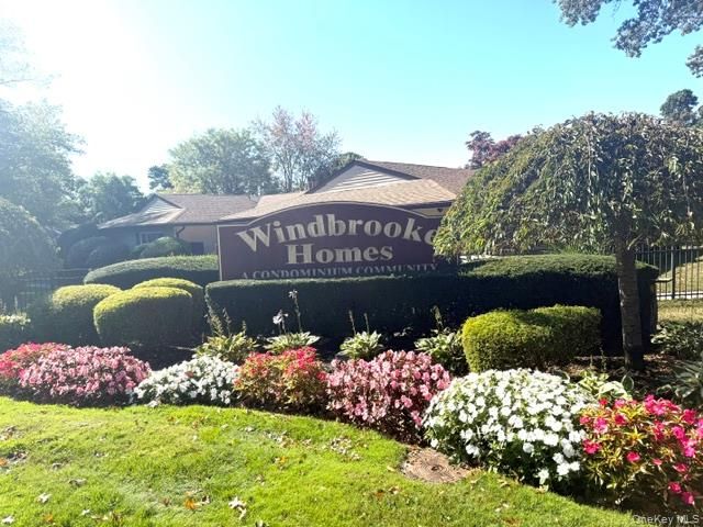  3 BR,  2.00 BTH &nbsp;Condo style home in Central Islip
