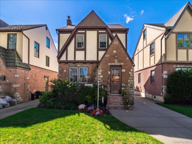  3 BR,  1.00 BTH &nbsp;Colonial style home in Maspeth