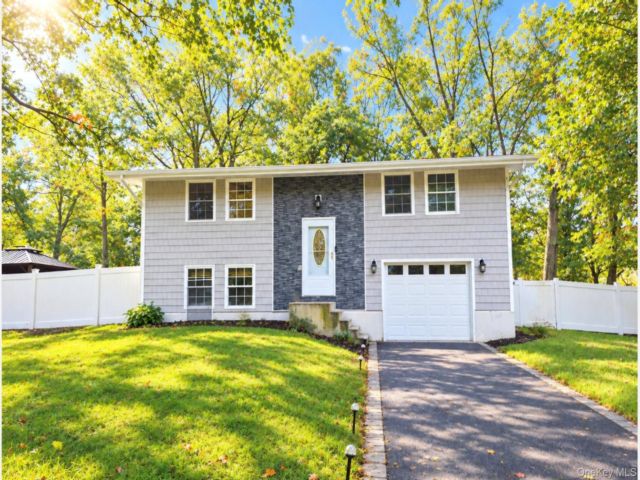  4 BR,  2.00 BTH &nbsp;Hi ranch style home in East Setauket