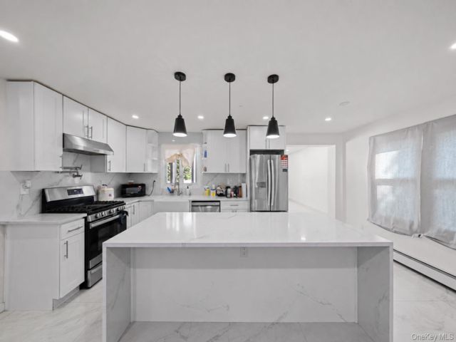  6 BR,  3.00 BTH &nbsp;Exp cape style home in Valley Stream