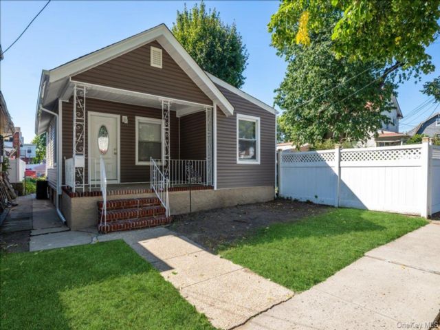  3 BR,  2.00 BTH &nbsp;Bungalow style home in Springfield Gardens