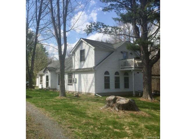  4 BR,  2.00 BTH &nbsp;Cape cod style home in Pine Bush