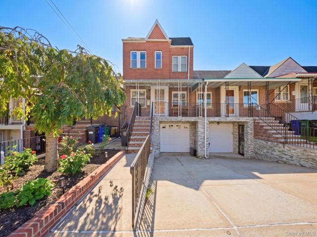  4 BR,  3.00 BTH &nbsp;Colonial style home in Middle Village
