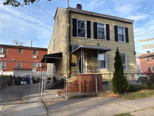  6 BR,  3.00 BTH &nbsp;Colonial style home in College Point