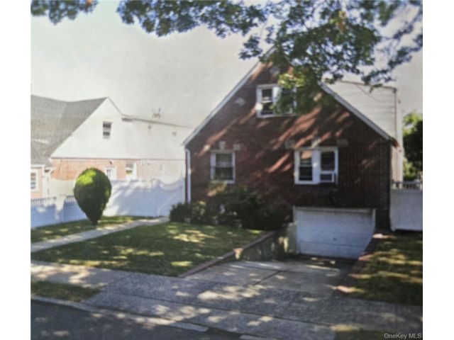  4 BR,  2.00 BTH &nbsp;House style home in Briarwood