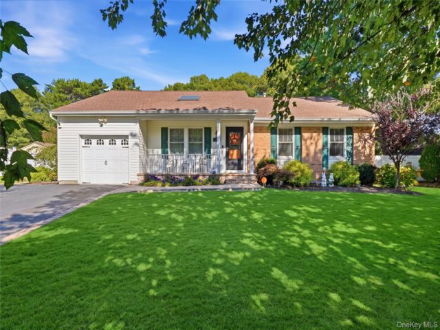  3 BR,  3.00 BTH &nbsp;Exp ranch style home in Coram