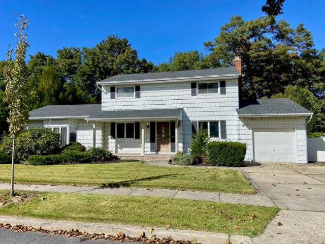  3 BR,  2.00 BTH &nbsp;Colonial style home in Commack
