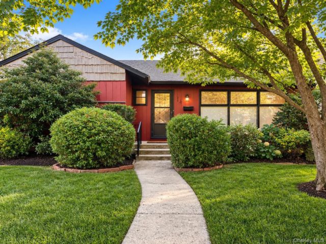  3 BR,  3.00 BTH &nbsp;Exp ranch style home in Uniondale