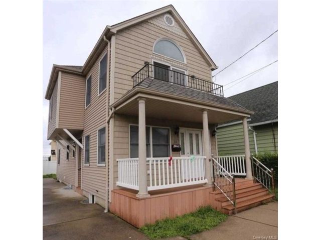  3 BR,  3.00 BTH &nbsp;Colonial style home in New Hyde Park