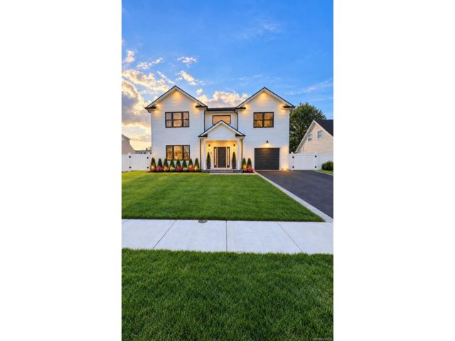  6 BR,  4.00 BTH &nbsp;Colonial style home in Levittown