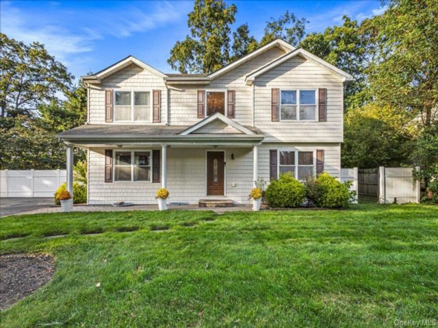  4 BR,  3.00 BTH &nbsp;Colonial style home in Huntington