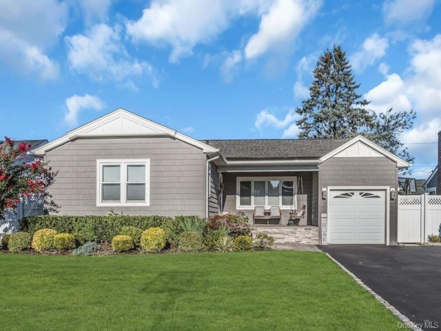  3 BR,  2.00 BTH &nbsp;Ranch style home in North Bellmore